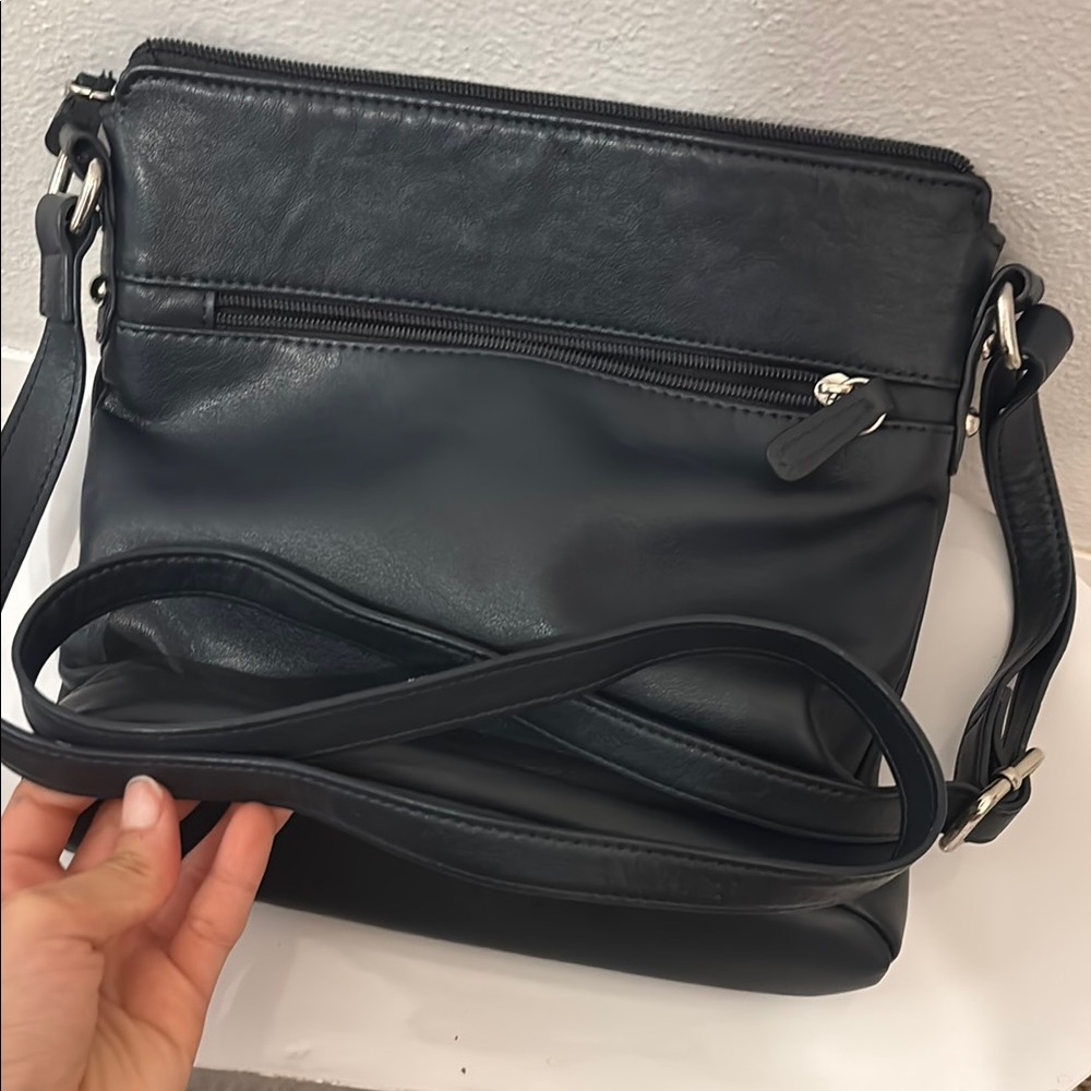 Giani Bernini Messenger Bag with Sleek Design - Picture 7 of 8